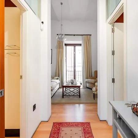 Komodo Sierpes: Bright & Classy Apartment